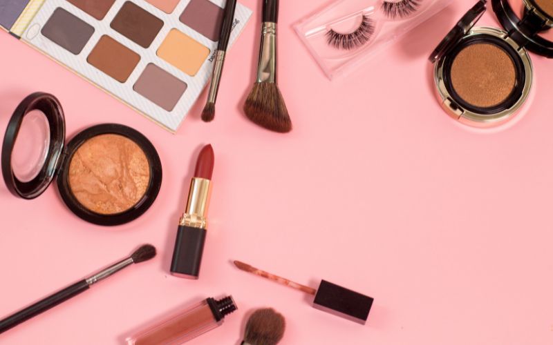 A Complete Digital Guide for Beauty Parlour Oweners: How to Grow Your Salon Business in 2025 A Complete Digital Guide for Beauty Parlour Oweners