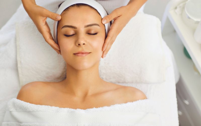 A Complete Digital Guide for Beauty Parlour Oweners: How to Grow Your Salon Business in 2025 A Complete Digital Guide for Beauty Parlour Oweners